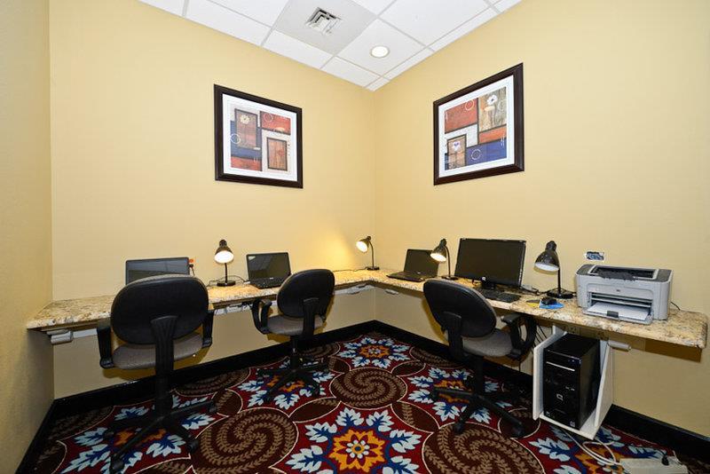 Causeway Bay Hotel Lansing Instalações foto